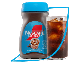 Envase de NESCAFÉ® Ice Roast junto a un vaso de café lleno de hielo en el contorno del logo.