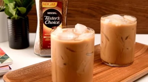Fotografía: dos vasos de café con hielo y crema sobre bandeja de madera