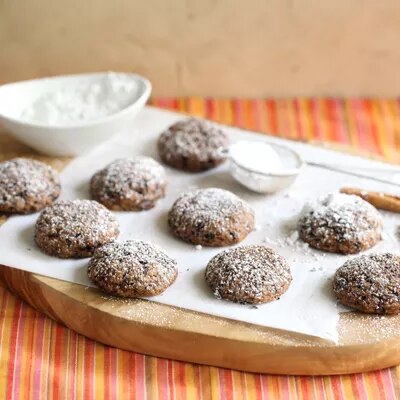 Fotografía de galletas de chocolate espolvoreadas con azúcar sobre tabla de madera