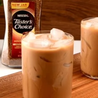 Fotografía: dos vasos de café con hielo y crema sobre bandeja de madera