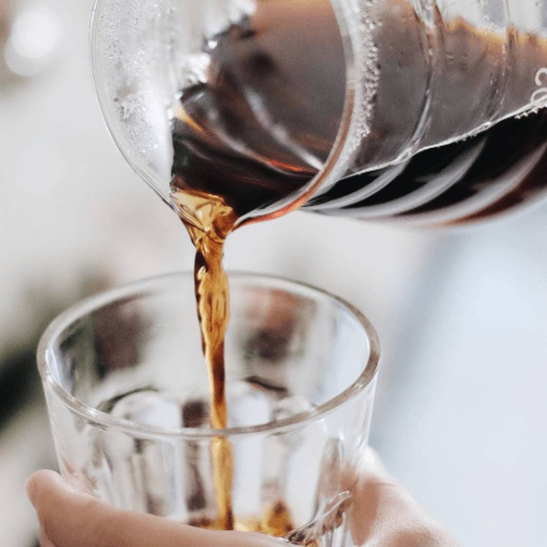 Hình ảnh rót cà phê