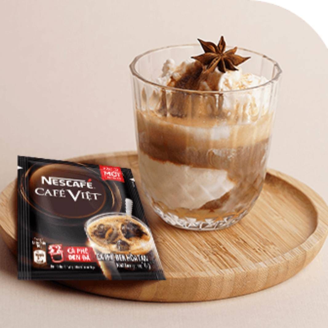 Chỉ trong vài phút, bạn có thể tạo ra ly cà phê kem ngon với NESCAFÉ Café Việt Cà Phê Đen Đá để chiêu đãi gia đình.