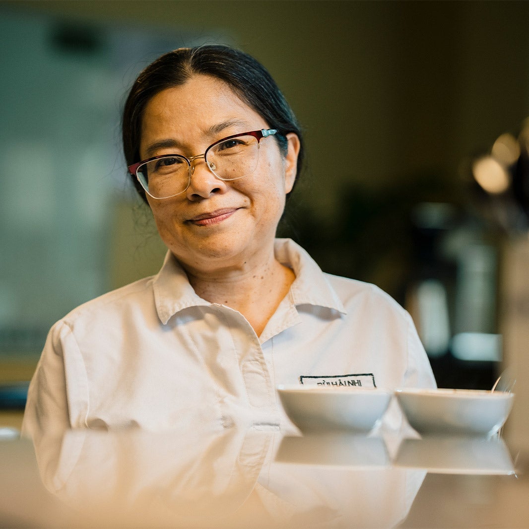 người nếm cà phê và sản xuất