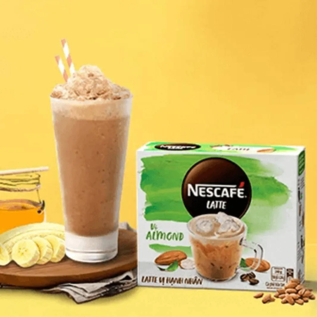 Cà phê latte vị chuối hạnh ngon béo bùi và giàu năng lượng, tạo cảm hứng cho ngày dài bận rộn.